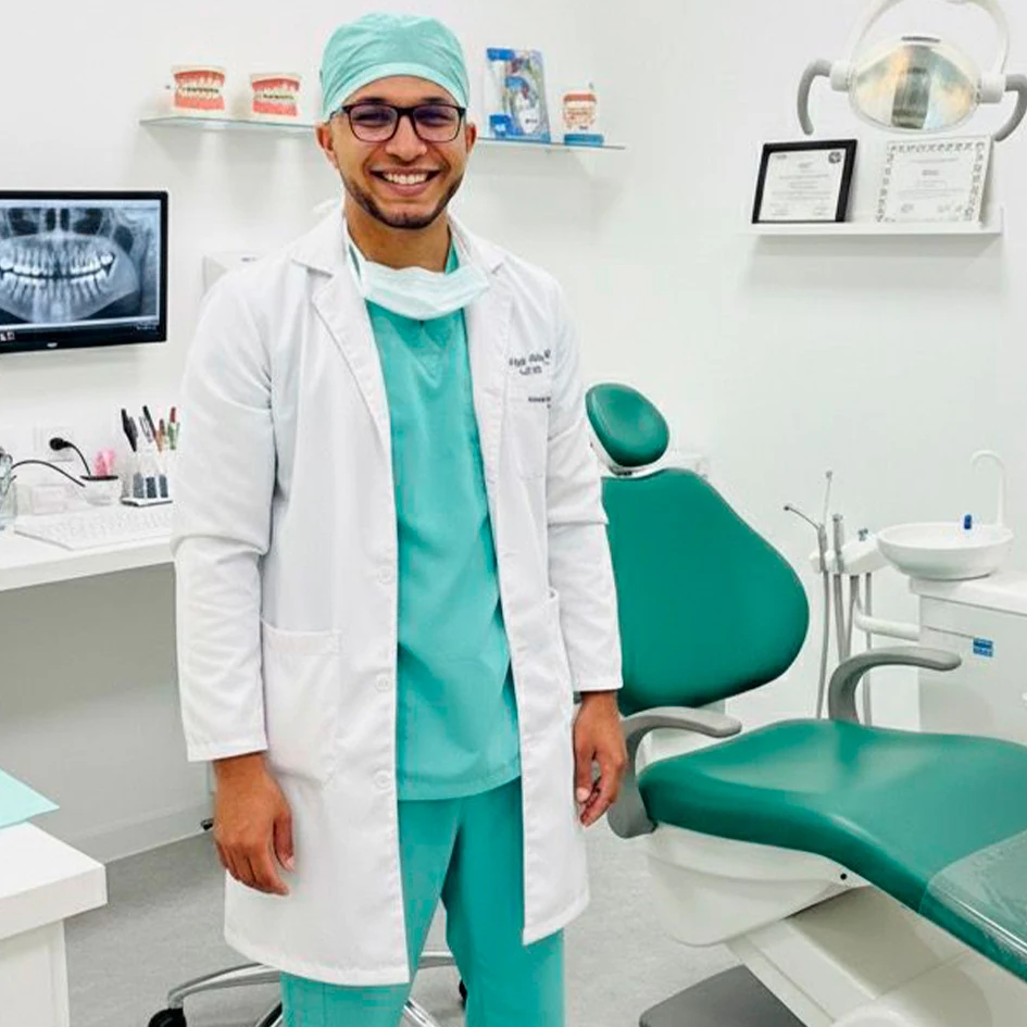 Dr. Richard Pichardo en su consultorio dental en Nagua